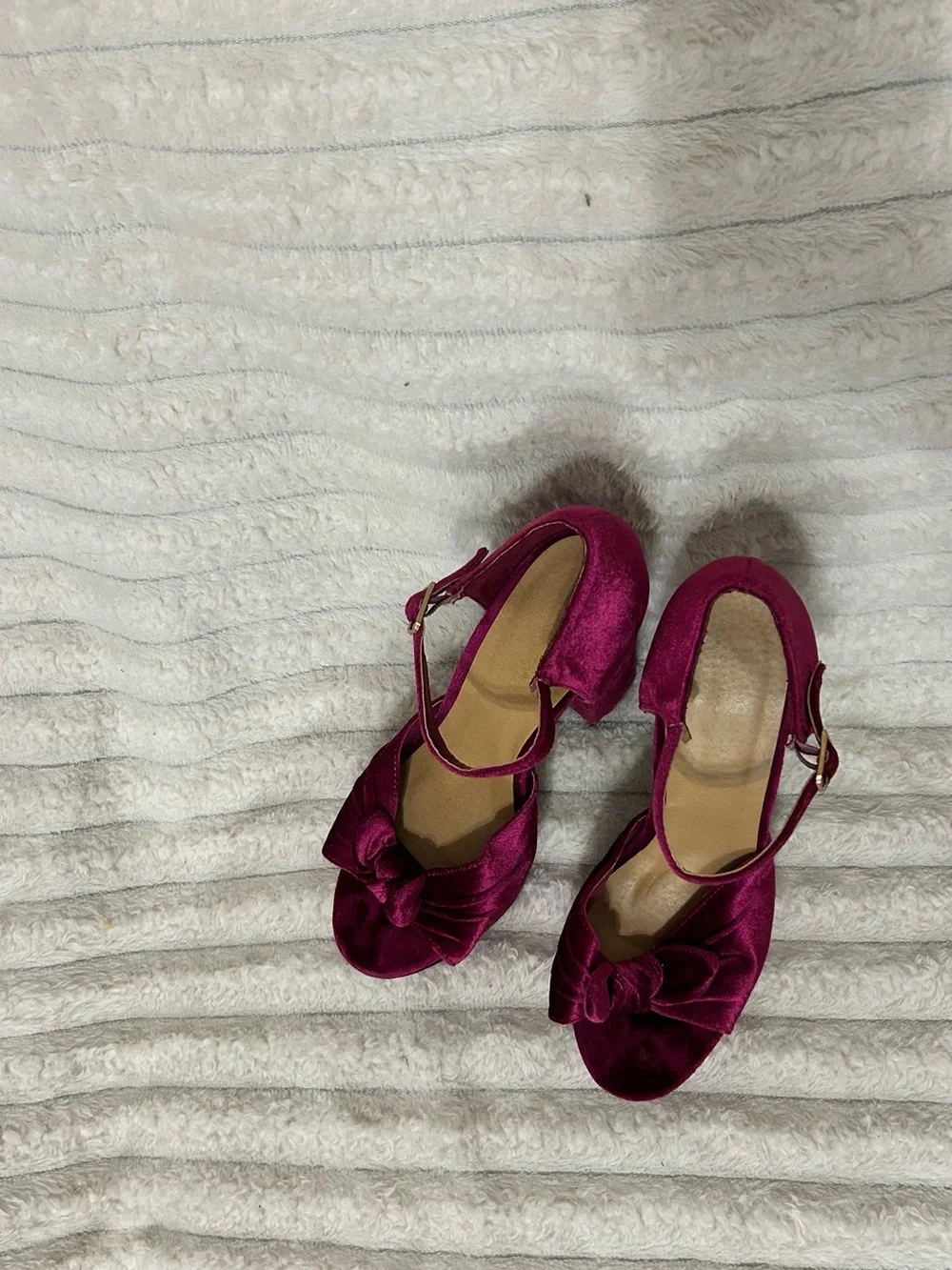 BAMBOO Fuchsia Velvet Platform Heels with Bow Accent EUC